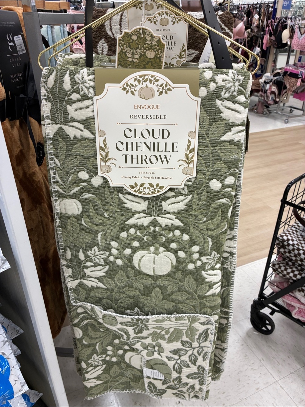 Envogue Cloud Chenille Throw in Olive Green & Cream